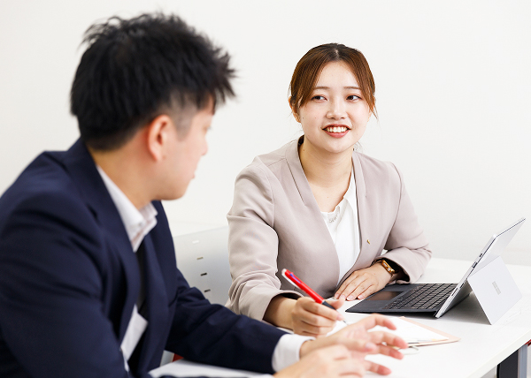 出社後のチームミーティングで案件進捗や事例を共有する様子