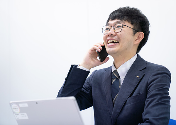 社内ロールプレイングをする社員