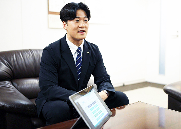 企業への営業や求職者のための職場見学のなど訪問先に向かう社員