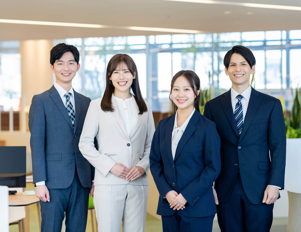 笑顔で並ぶ４人のヒューマンリソシアの社員達